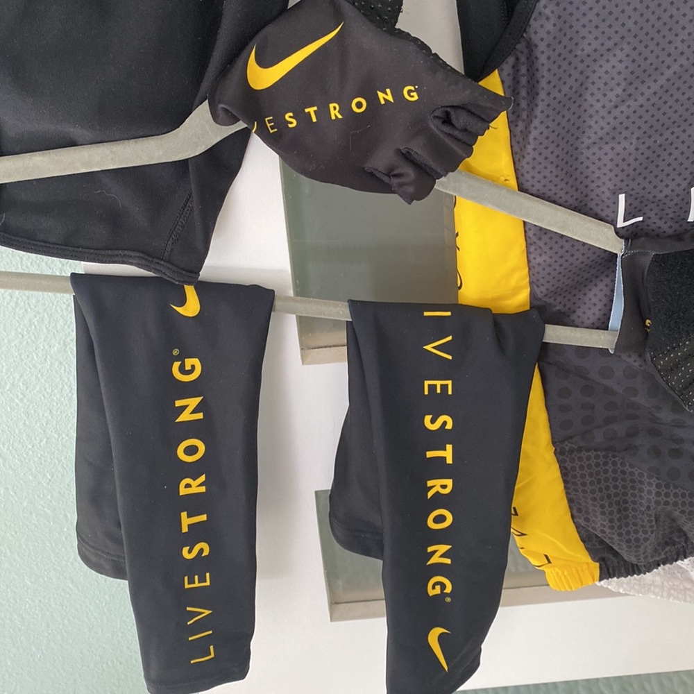 Cycling arm warmers and fingerless gloves - Livestrong logo